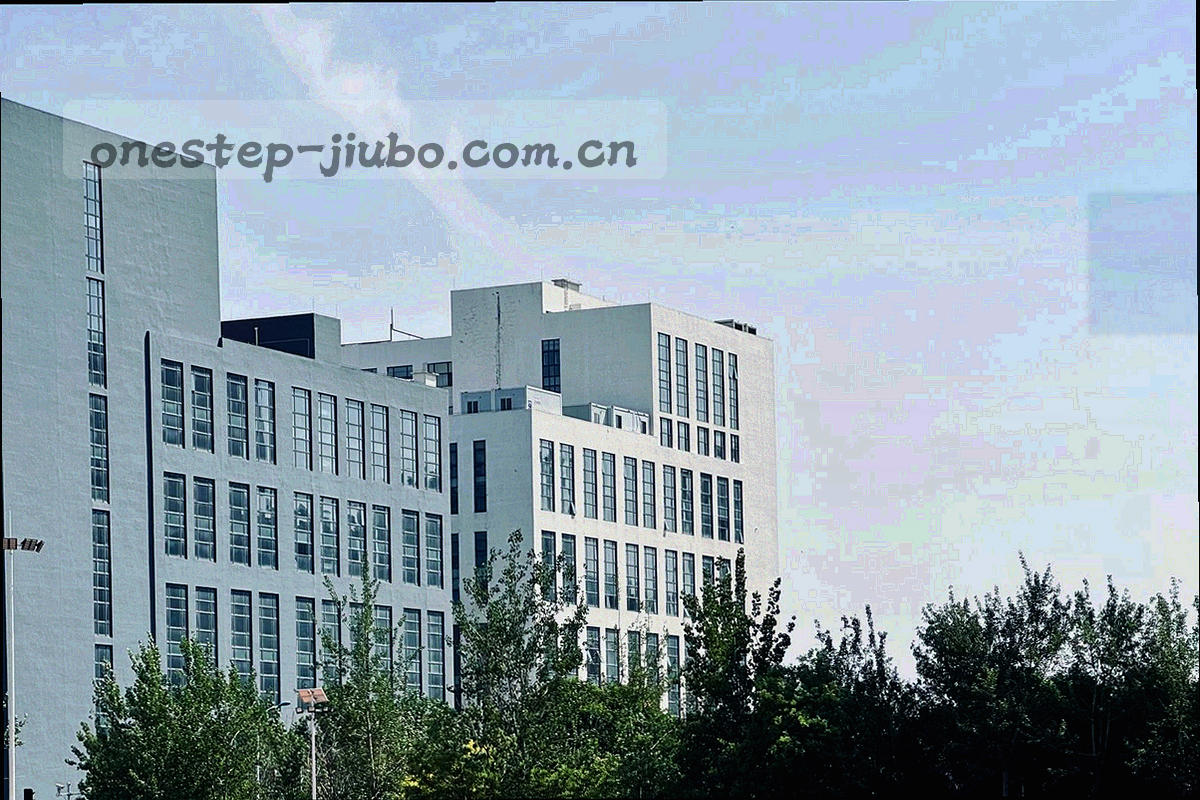 两部设备之间以发光路径连接的抽象场景，深海蓝底色配珊瑚橙光线
