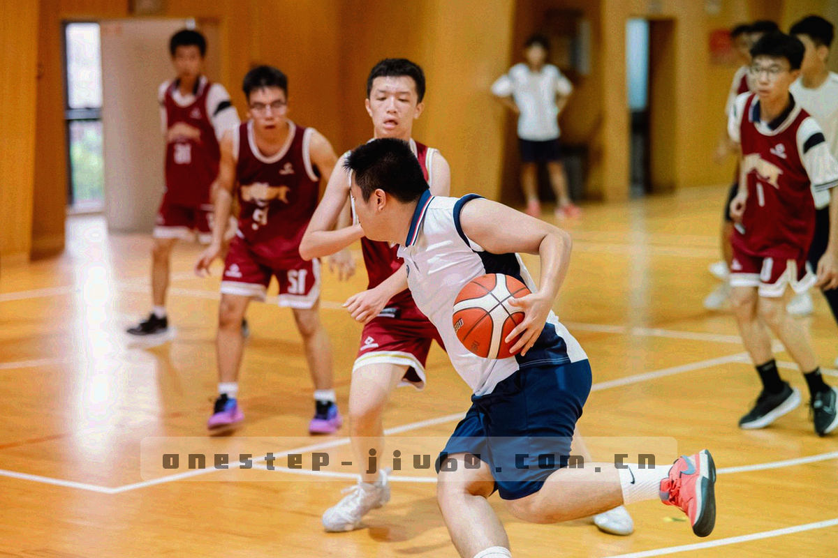 跑道透视线与几何战术线条交叠的抽象图，深海蓝背景配珊瑚橙路径线